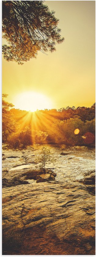 WallClassics - Poster Glanzend – Felle Zonnestralen op Groen Veld - 20x60 cm Foto op Posterpapier met Glanzende Afwerking