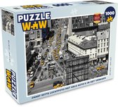 Puzzel Zwart witte luchtfoto met gele auto's in het verkeer - Legpuzzel - Puzzel 1000 stukjes volwassenen