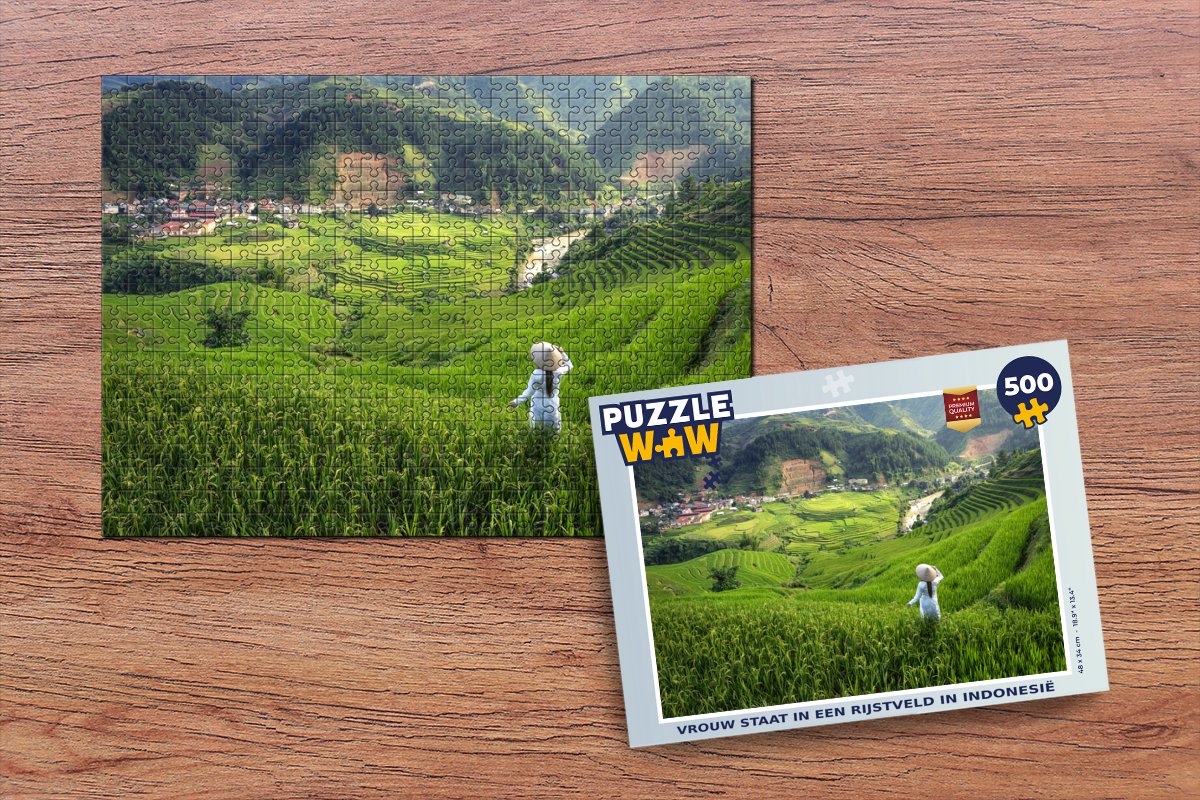 Puzzel Vrouw staat in een rijstveld in Indonesië - Legpuzzel - Puzzel 500  stukjes | bol.com