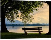WallClassics - Panneau de mousse PVC - Banc au bord du lac avec vue sur les Montagnes - Photo 100x75 cm sur panneau de mousse PVC