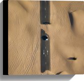 WallClassics - Canvas  - Auto op Weg door Woestijn - 30x30 cm Foto op Canvas Schilderij (Wanddecoratie op Canvas)