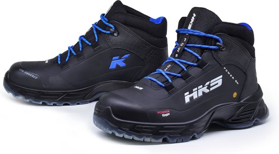 Paar zwarte HKS werkschoenen met blauwe veters en witte logo's.