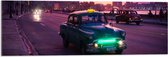 WallClassics - Acrylglas - Blauw Taxi in Paarsgekleurde Stad - 90x30 cm Foto op Acrylglas (Met Ophangsysteem)