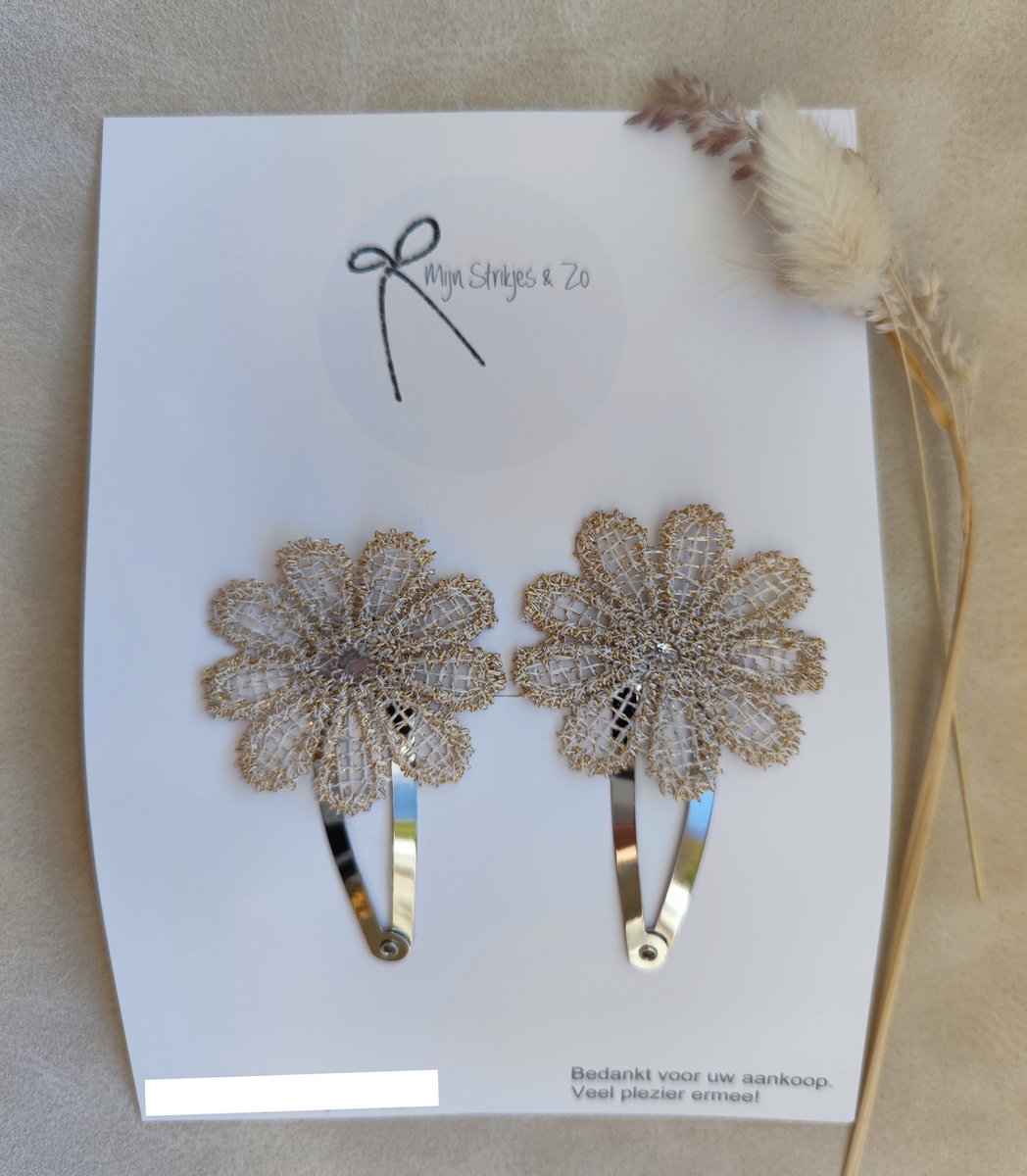 Grote beige geborduurde bloemen speld zilver 5 cm