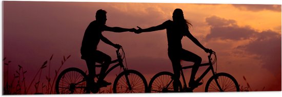 WallClassics - Acrylglas - Silhouet van Hand in Hand Fietsend Koppel - 120x40 cm Foto op Acrylglas (Met Ophangsysteem)