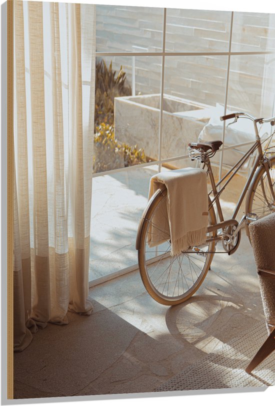 WallClassics - Hout - Fiets geparkeerd in Beige Huis - 80x120 cm - 12 mm dik - Foto op Hout (Met Ophangsysteem)