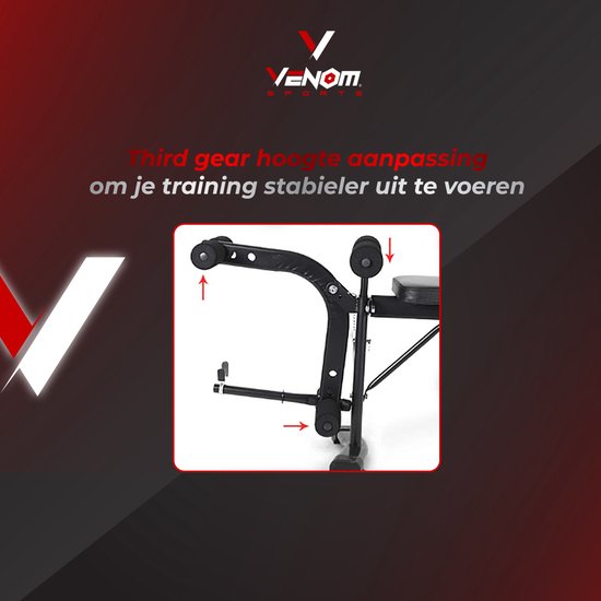 Detail van de zwarte trainingsbank met een verstelbare armatuur en pijlen die de aanpassing aangeven.
