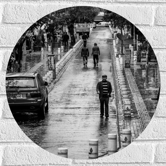 WallClassics - Muursticker Cirkel - Man wandeldn door Dorpje (zwart/wit) - 50x50 cm Foto op Muursticker