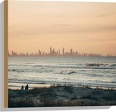 WallClassics - Hout - Mensen Wandelend langs het Strand - 50x50 cm - 12 mm dik - Foto op Hout (Met Ophangsysteem)