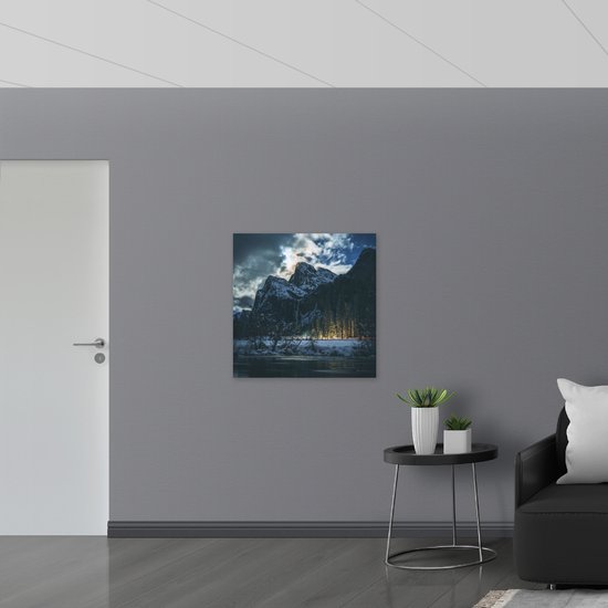 WallClassics - Hout - Lichten tussen de Bomen door - 80x80 cm - 12 mm dik - Foto op Hout (Met Ophangsysteem)