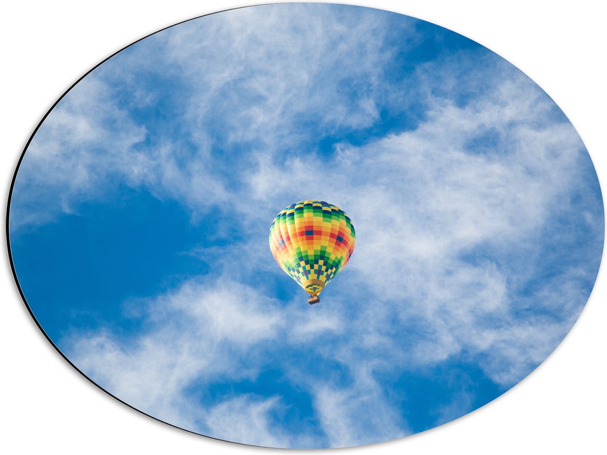 Dibond Ovaal - Onderaanzicht van Luchtballon bij Sluierbewolking - 56x42 cm Foto op Ovaal (Met Ophangsysteem)