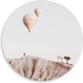 WallClassics - PVC Schuimplaat Muurcirkel - Twee Beige Luchtballonnen boven Beige Landschap - 50x50 cm Foto op Muurcirkel (met ophangsysteem)