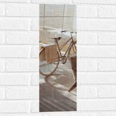 WallClassics - Muursticker - Fiets geparkeerd in Beige Huis - 20x60 cm Foto op Muursticker