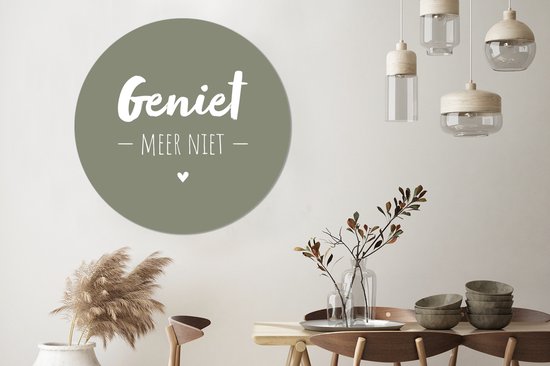 WallCircle - Wandcirkel 140x140 - Spreuken - Geniet meer niet - Zomer - Tekst - Genieten - Ronde schilderijen woonkamer - Wandbord rond - Muurdecoratie cirkel - Kamer decoratie binnen - Wanddecoratie muurcirkel - Woonaccessoires