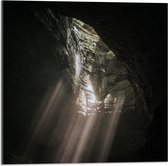 WallClassics - Acrylglas - Lichtstralen in Grot - 50x50 cm Foto op Acrylglas (Met Ophangsysteem)