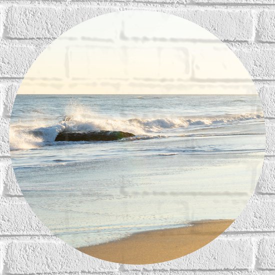 WallClassics - Muursticker Cirkel - Klotsende Golven op het Strand - 50x50 cm Foto op Muursticker