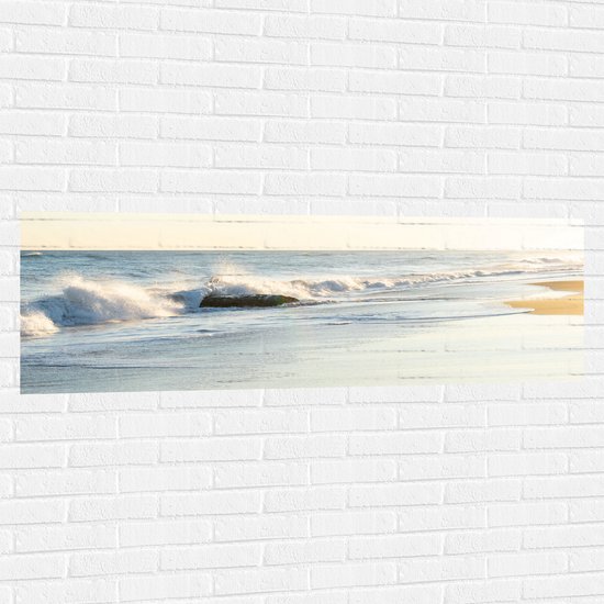 WallClassics - Muursticker - Klotsende Golven op het Strand - 150x50 cm Foto op Muursticker