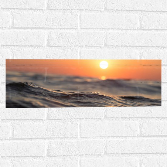 WallClassics - Muursticker - Laagstaande Zon aan het Wateroppervlak - 60x20 cm Foto op Muursticker