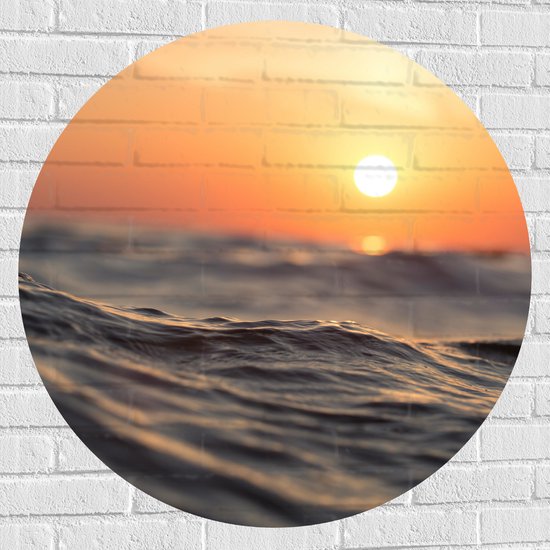 WallClassics - Muursticker Cirkel - Laagstaande Zon aan het Wateroppervlak - 90x90 cm Foto op Muursticker