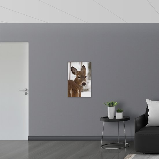 WallClassics - Hout - Hertje in de Sneeuw - 50x75 cm - 12 mm dik - Foto op Hout (Met Ophangsysteem)