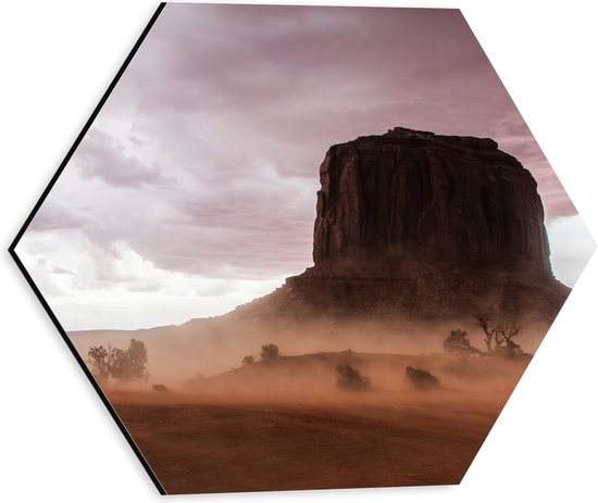 WallClassics - Dibond Hexagon - Hoge Bruine Berg met Mist - 30x26.1 cm Foto op Hexagon (Met Ophangsysteem)