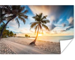 Zon gaat onder bij een tropisch strand Poster 120x80 cm - Foto print op Poster (wanddecoratie woonkamer / slaapkamer) / Landschappen Poster / Zee en Strand