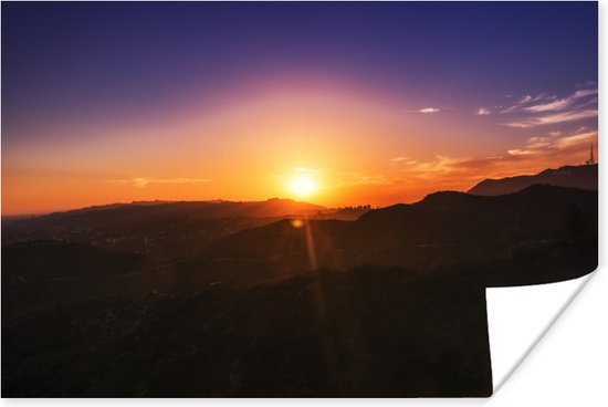 Poster Zonsondergang over bergen - 90x60 cm