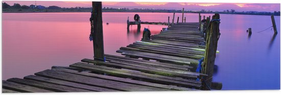 WallClassics - Drapeau - Jetée sur l' Water avec ciel violet - Photo 90x30 cm sur drapeau en polyester