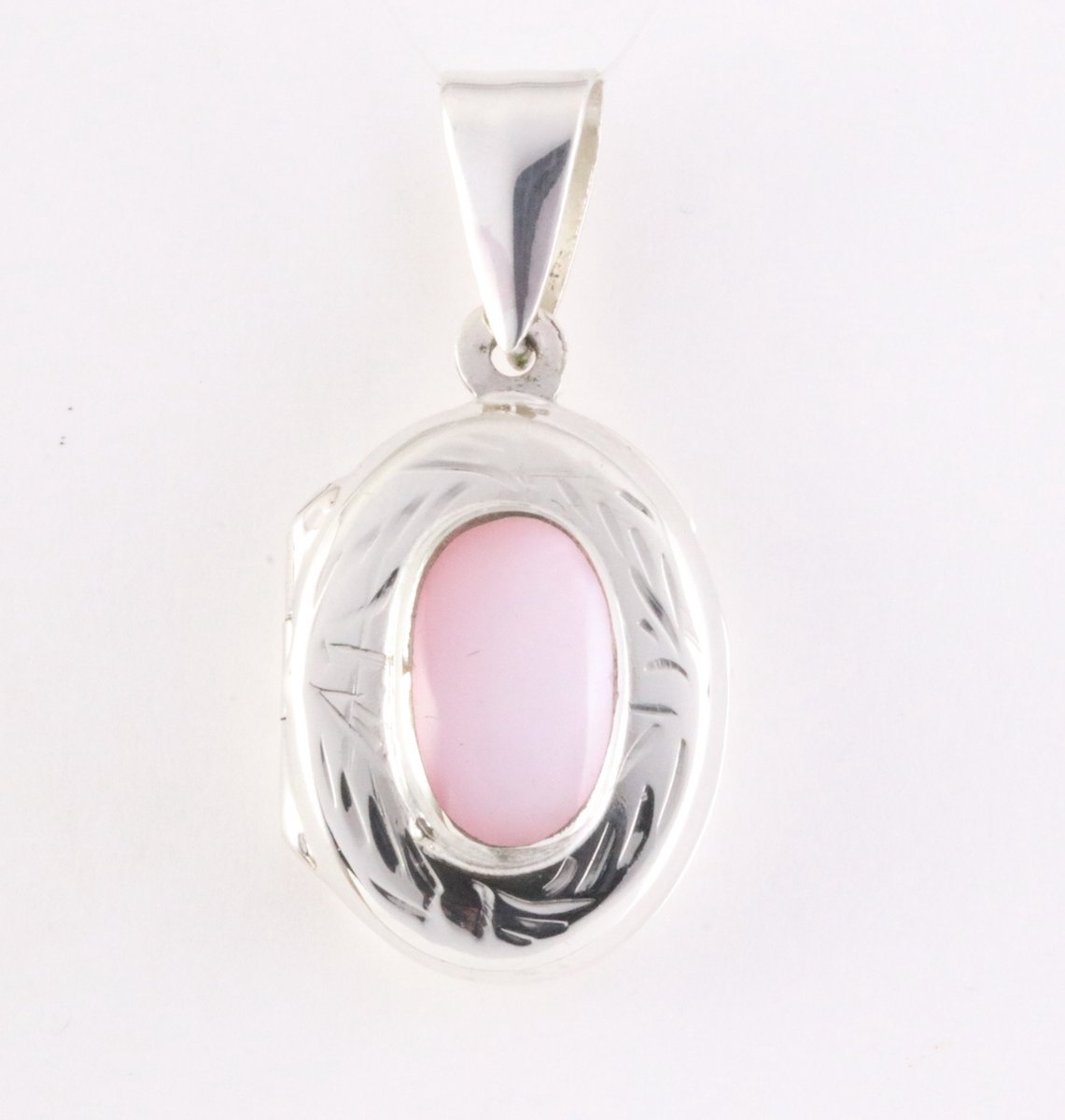 Fijn bewerkt zilveren medaillon met roze parelmoer