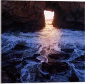 WallClassics - Acrylglas - Zonnestralen door Grot in de Zee - 50x50 cm Foto op Acrylglas (Met Ophangsysteem)