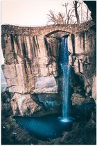 WallClassics - Poster (Mat) - Waterval in Hoek van Rots - 60x90 cm Foto op Posterpapier met een Matte look