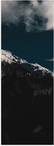 WallClassics - Poster Glanzend – Smalle Maan boven Sneeuwberg - 30x90 cm Foto op Posterpapier met Glanzende Afwerking