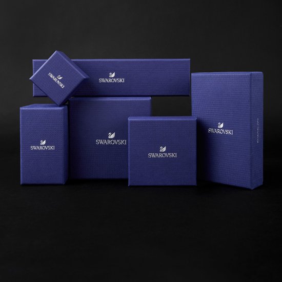Een stapel blauwe Swarovski dozen met het zwaanlogo.