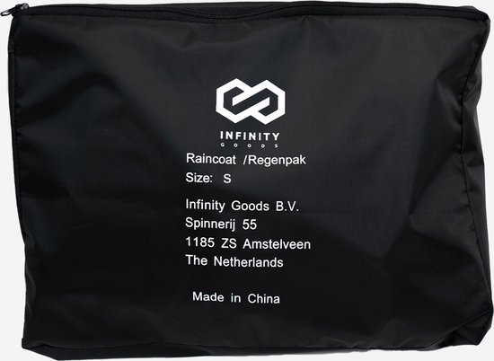 Zwart opbergzakje voor regenpak met witte opdruk 'Infinity Goods'.