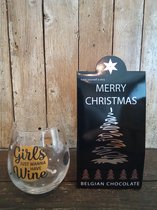Coffret cadeau-Package- Noël-Noël-Pack Noël-Chocolat-Chocolat Belge-Joyeux Noël- Happy New -Bonne année-verre à eau-verre-verre à vin-filles-filles-soirée entre filles-copines-copines-BFF- s'amuser-cadeau de Noël