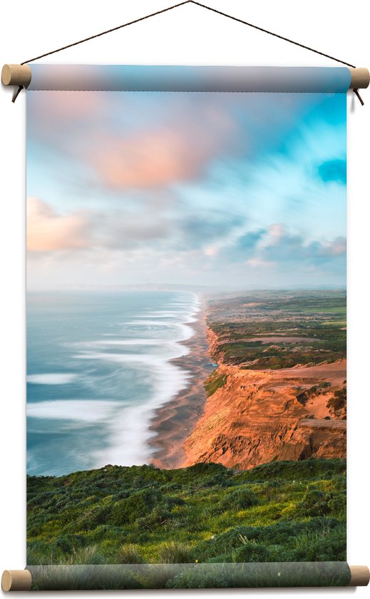 WallClassics - Textielposter - Landschap met Begroeiing langs Zee - 40x60 cm Foto op Textiel