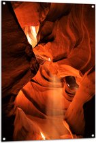 WallClassics - Tuinposter – Zonnestralen door Antelope Canyon - 80x120 cm Foto op Tuinposter  (wanddecoratie voor buiten en binnen)