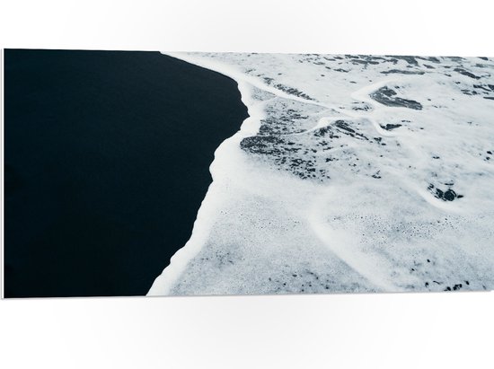 WallClassics - PVC Schuimplaat- Schuim van de Zee op Strand - 100x50 cm Foto op PVC Schuimplaat