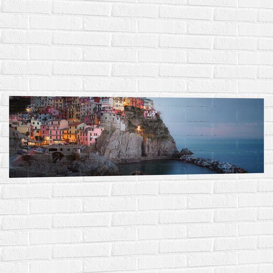 WallClassics - Muursticker - Verlicht Gekleurd dorpje aan Water - 120x40 cm Foto op Muursticker