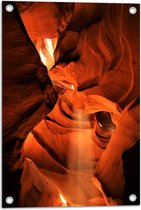 WallClassics - Tuinposter – Zonnestralen door Antelope Canyon - 40x60 cm Foto op Tuinposter  (wanddecoratie voor buiten en binnen)