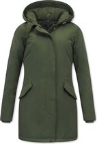 Groene getailleerde winterjas met capuchon en opgestikte zakken.