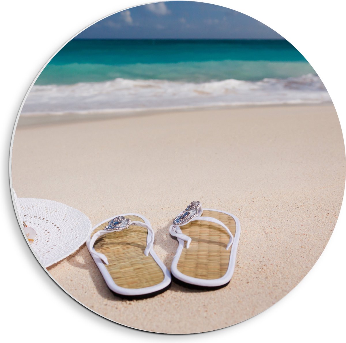 PVC Schuimplaat Muurcirkel - Slippers en Hoed op Strand - 40x40 cm Foto op Muurcirkel (met ophangsysteem)