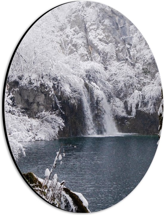 WallClassics - Dibond Ovaal - Waterval in Besneeuwd Gebied - 21x28 cm Foto op Ovaal (Met Ophangsysteem)