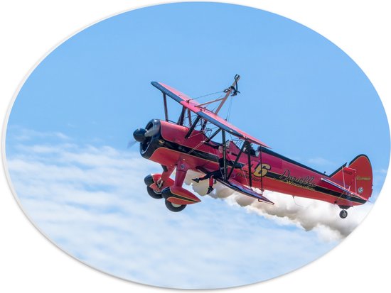 WallClassics - PVC Schuimplaat Ovaal - Rood vliegtuigje bij Blauwe Lucht - 40x30 cm Foto op Ovaal  (Met Ophangsysteem)