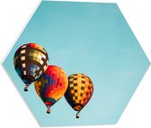 WallClassics - PVC Schuimplaat Hexagon  - Drie Kleurrijk Geblokte Luchtballonnen - 50x43.5 cm Foto op Hexagon (Met Ophangsysteem)