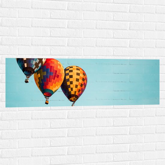 WallClassics - Muursticker - Drie Kleurrijk Geblokte Luchtballonnen - 120x40 cm Foto op Muursticker