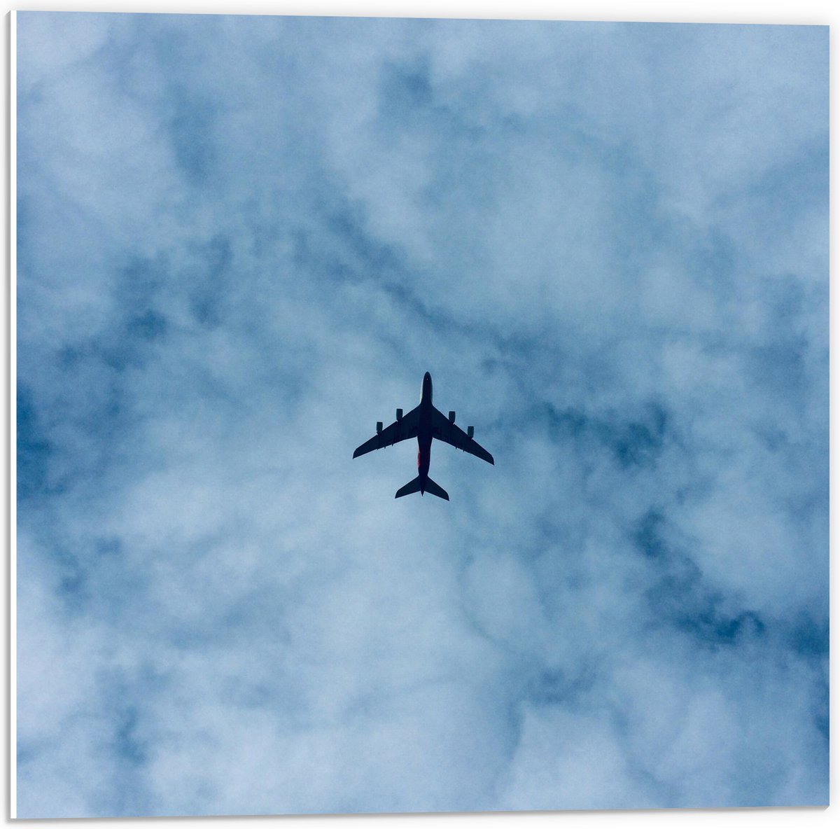 PVC Schuimplaat - Onderaanzicht van Vliegtuig bij Sluierwolken - 50x50 cm Foto op PVC Schuimplaat (Met Ophangsysteem)