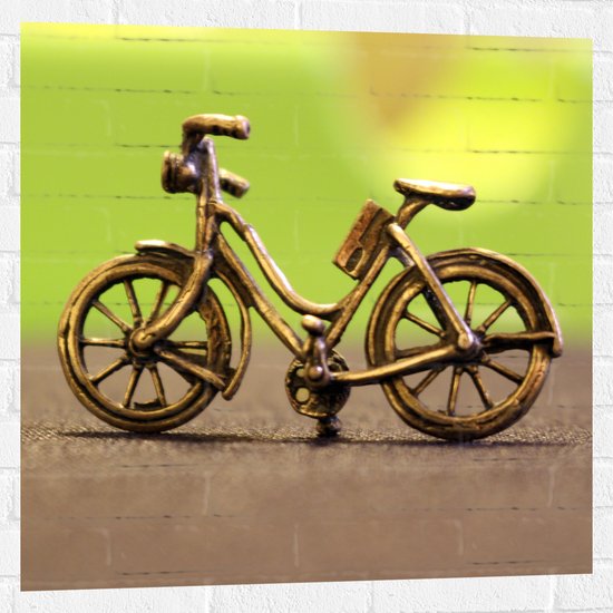 WallClassics - Muursticker - Miniatuurbeeld van Gouden Fiets - 80x80 cm Foto op Muursticker