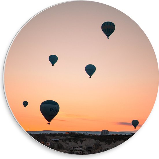 WallClassics - PVC Schuimplaat Muurcirkel - Blauw/Witte Luchtballonnen boven Dorpje in Bergen - 30x30 cm Foto op Muurcirkel (met ophangsysteem)