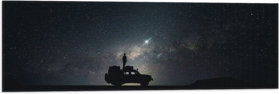 WallClassics - Vlag - Man op Truck onder Sterrenhemel - 90x30 cm Foto op Polyester Vlag